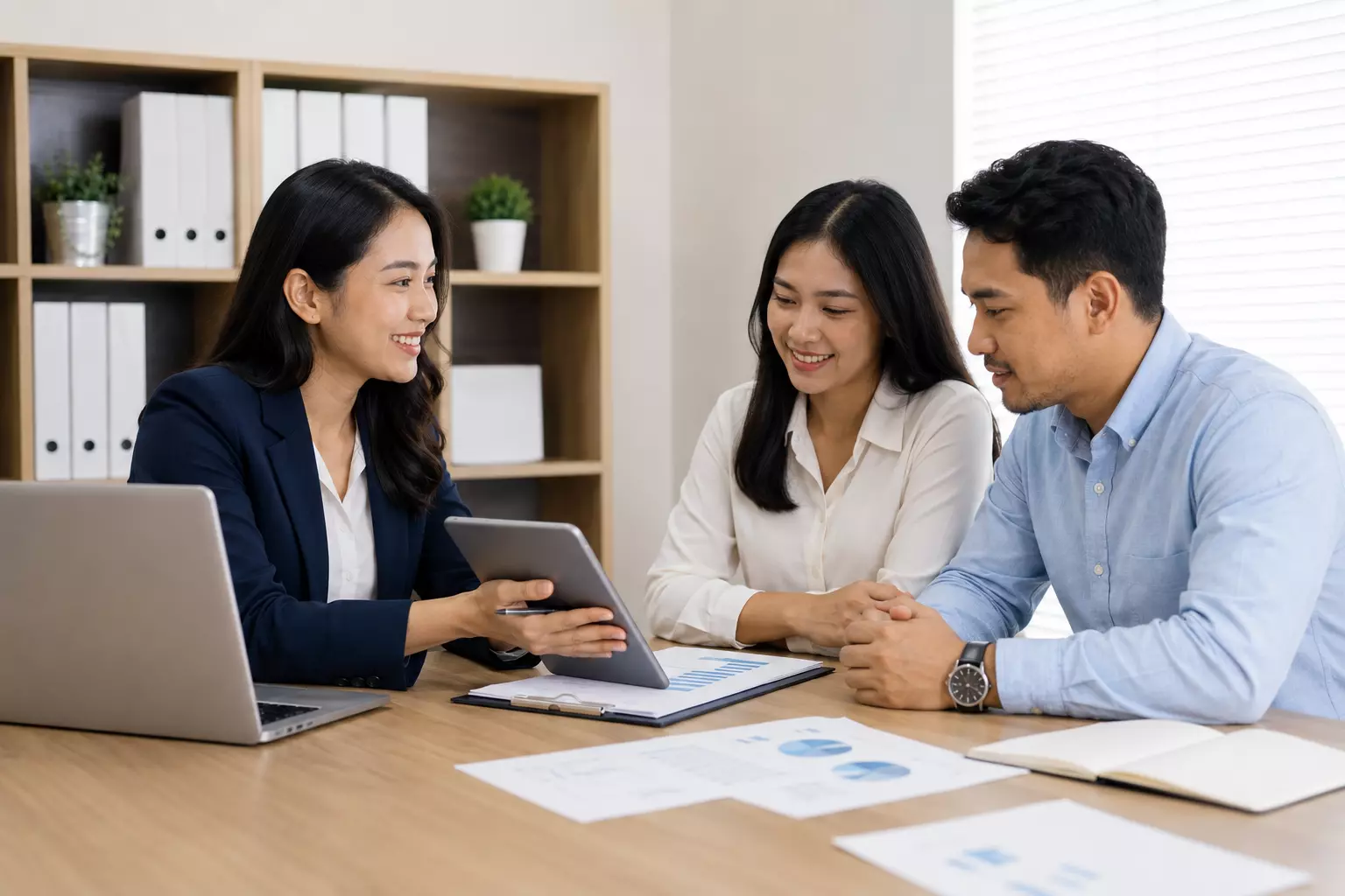 Advisor keuangan berkonsultasi dengan klien di kantor